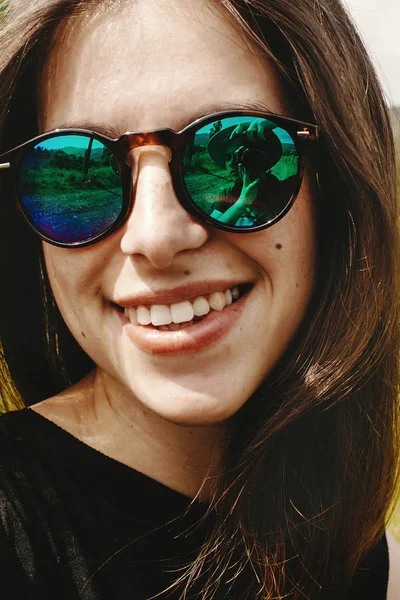 Хипстерша в модных солнцезащитных очках — стоковое фото