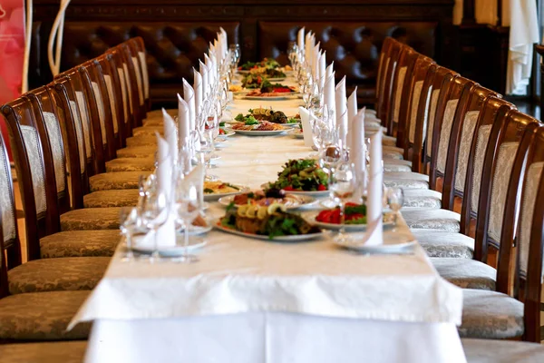 Eleganta bord med mat och dryck — Stockfoto