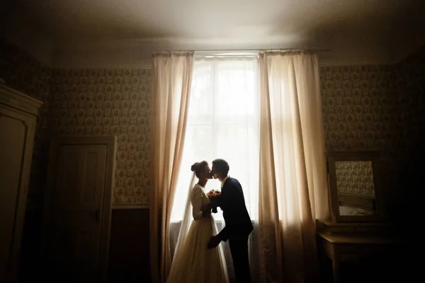 Glad lyx bruden och brudgummen — Stockfoto