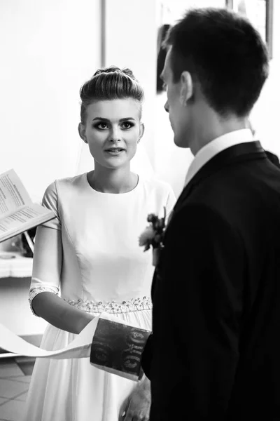 Happy stylish bride and elegant groom — Stock Photo, Image