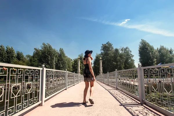 Vrouw lopen en lachen — Stockfoto