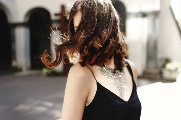Šťastná žena stylový vlající vlasy — Stock fotografie