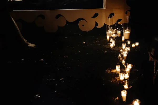 Свечи в стеклянных фонарях — стоковое фото