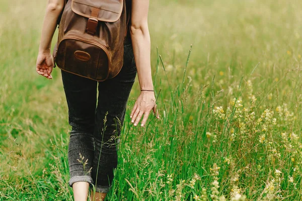 Hipster woman walking in grass — Stock Photo, Image