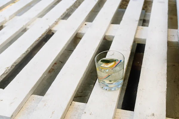 Смачний напій на дерев'яному білому столі — стокове фото