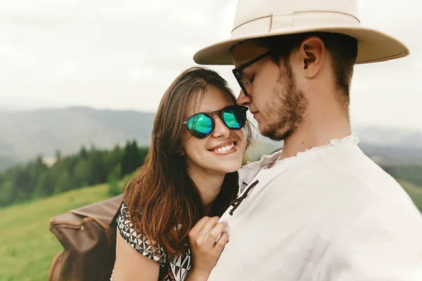 Élégant couple hipster voyager — Photo