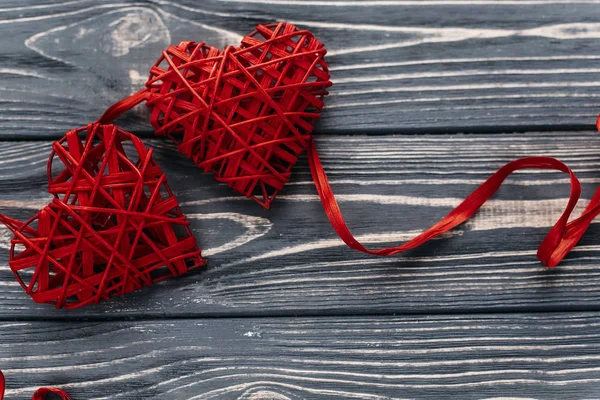 Şık iki kırmızı kalpler şeritler — Stok fotoğraf