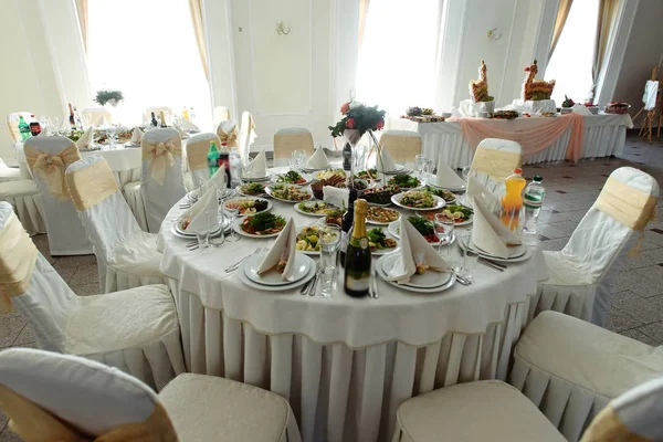 Luksusowe urządzone okrągłe stoły — Zdjęcie stockowe