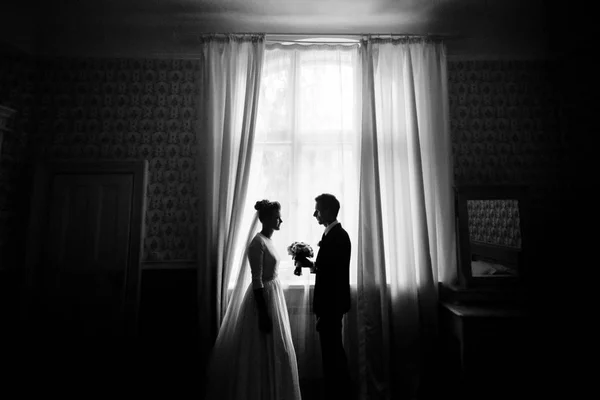 Happy luxury bride and groom — Stock Photo, Image