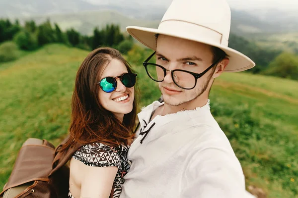 Stylish  hipster couple traveling and smiling on top of mountain — Stock Photo, Image