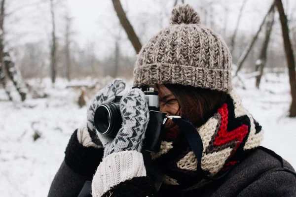 Stylový nádherná dívka s fotokamery — Stock fotografie