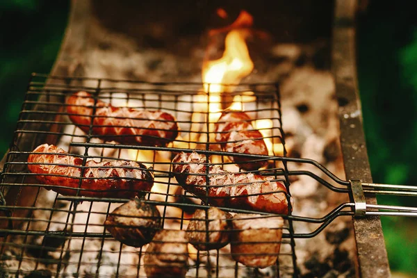 Saucisses grillées rôties sur des grilles — Photo