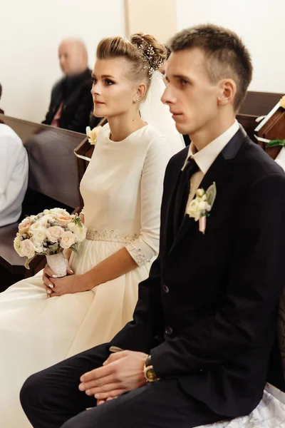 Стильная невеста и элегантный жених — стоковое фото