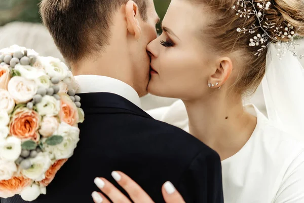 Happy bride hugging stylish groom — Stock Photo, Image