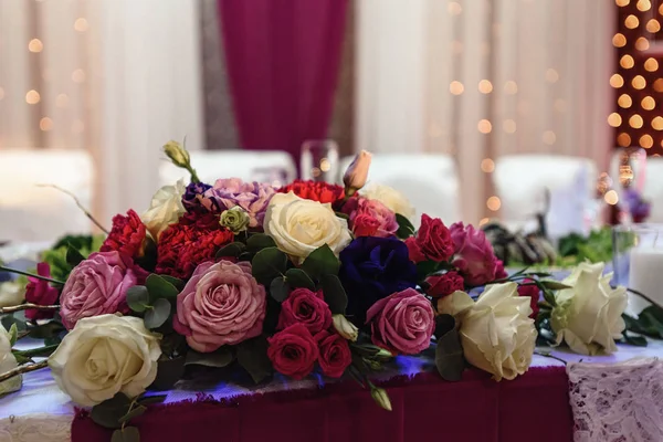 gül buketi tablolarla dekore edilmiş 