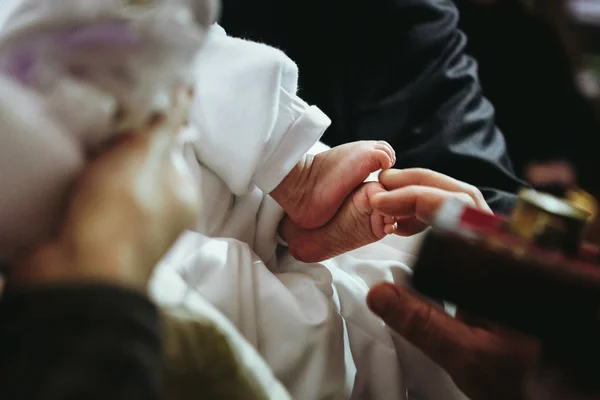 Bautizo de un pequeño bebé en la iglesia —  Fotos de Stock