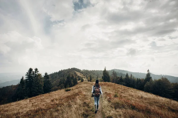 Hipster-Reisende mit Rucksack — Stockfoto