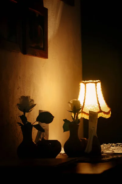 Evening lamp with roses — Stock Photo, Image