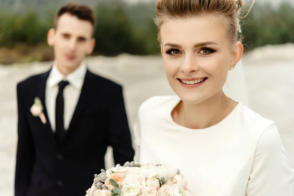 Bruid en stijlvolle bruidegom poseren — Stockfoto