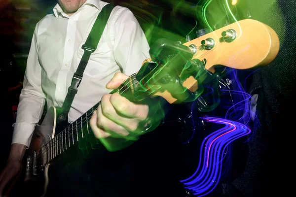 Стильний гітарист грає на сцені — стокове фото