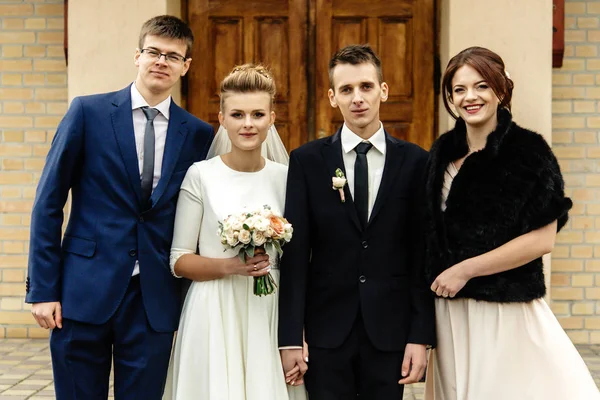 Brautpaar mit Trauzeugen und Brautjungfern — Stockfoto