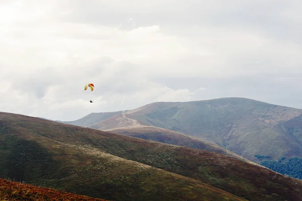 Skydiver αλεξίπτωτο που φέρουν στα σύννεφα — Φωτογραφία Αρχείου