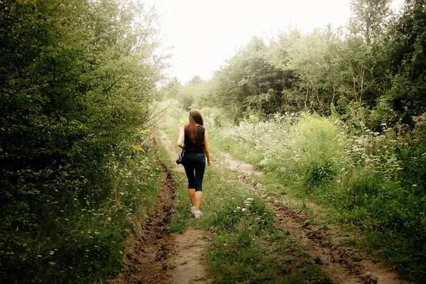 Kvinna traveler promenader — Stockfoto