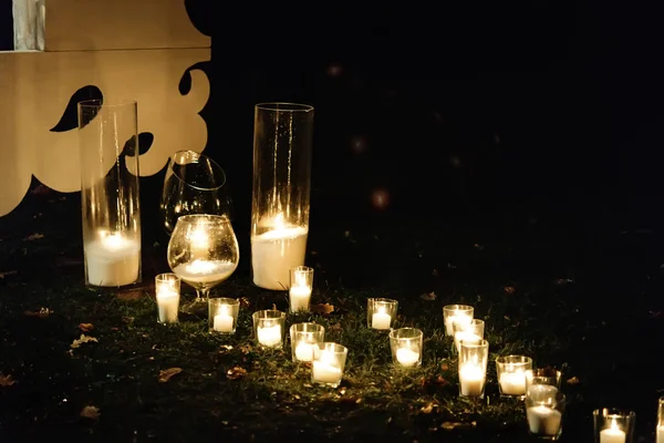 Svíčky světlo v sklo lucerny — Stock fotografie