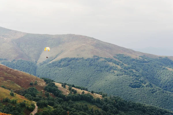 Skydiver αλεξίπτωτο που φέρουν στα σύννεφα — Φωτογραφία Αρχείου