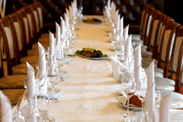 Stylish empty glasses and plates — Stock Photo, Image