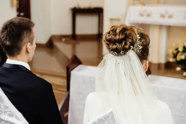 Невеста и жених сидят на свадебной церемонии — стоковое фото