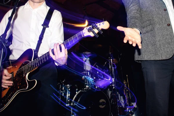 Stílusos gitáros játszik a színpadon — Stock Fotó