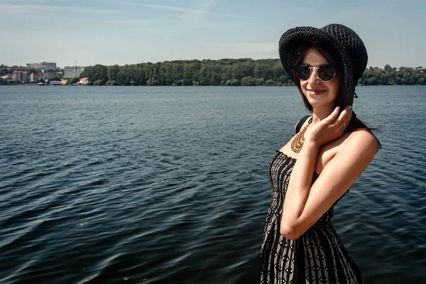 kadın hipster holding şapkası 