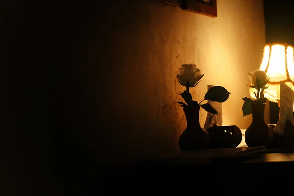 Lámpara de noche con rosas —  Fotos de Stock