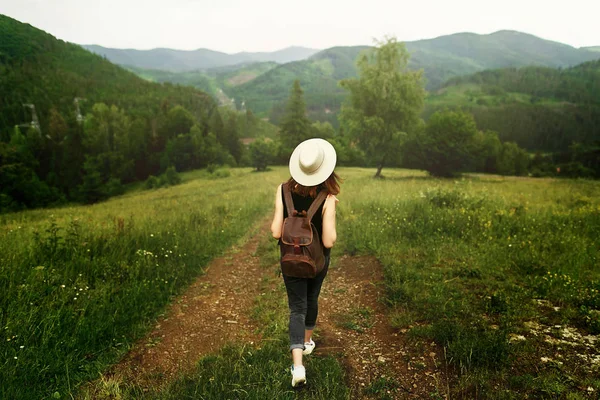 Voyageur femme avec sac à dos — Photo