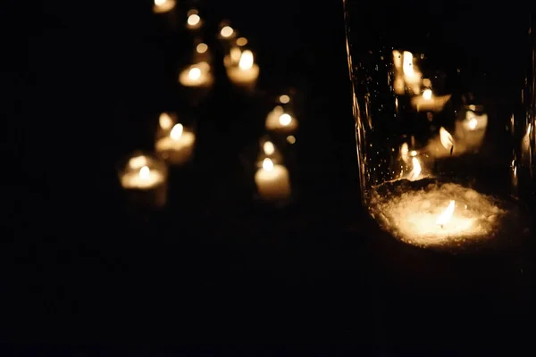 Luz de vela en faroles de vidrio —  Fotos de Stock