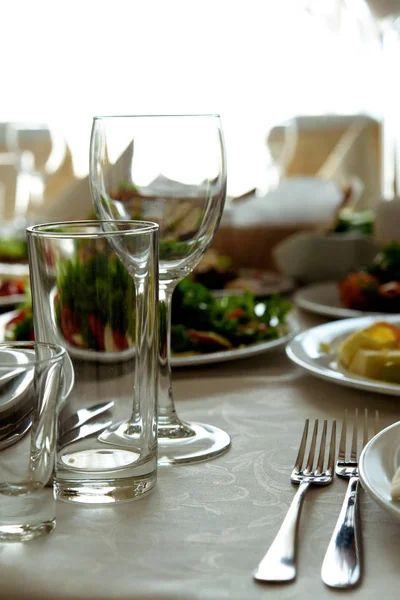 Stijlvolle glazen op luxe ronde tafels — Stockfoto