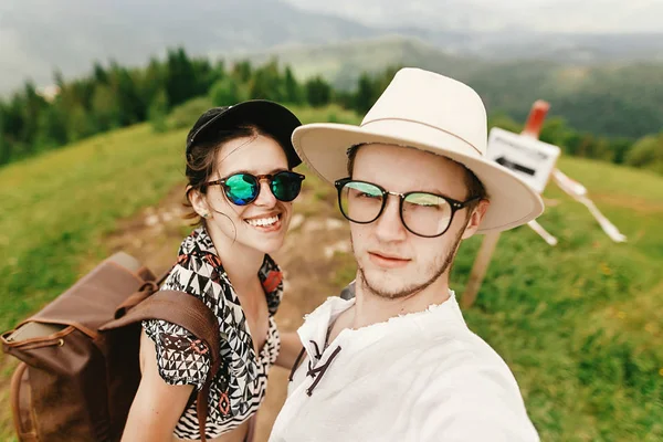 Stylish  hipster couple traveling and smiling on top of mountain — Stock Photo, Image