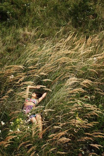 Hipster γυναίκα ξαπλωμένη στο γρασίδι — Φωτογραφία Αρχείου