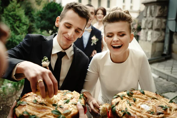 Счастливая невеста и жених дегустации торт — стоковое фото