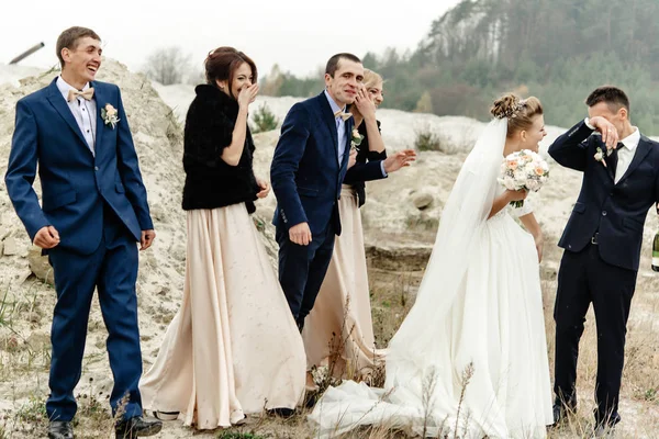 Menyasszony és a vőlegény, vőfély és koszorúslány — Stock Fotó