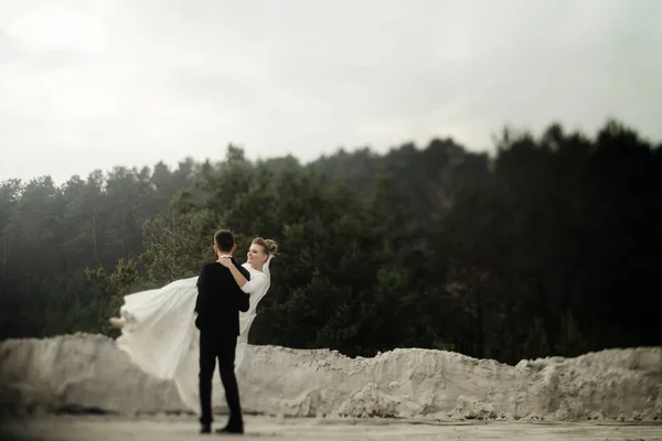 Novio recogiendo a su hermosa novia —  Fotos de Stock