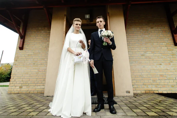 Gorgeous bride and elegant groom — Stock Photo, Image