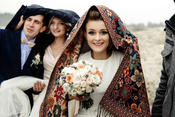 Boldog menyasszony a csokrot kendő alatt — Stock Fotó