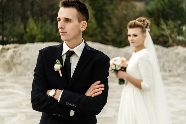 Braut und stilvoller Bräutigam posieren — Stockfoto