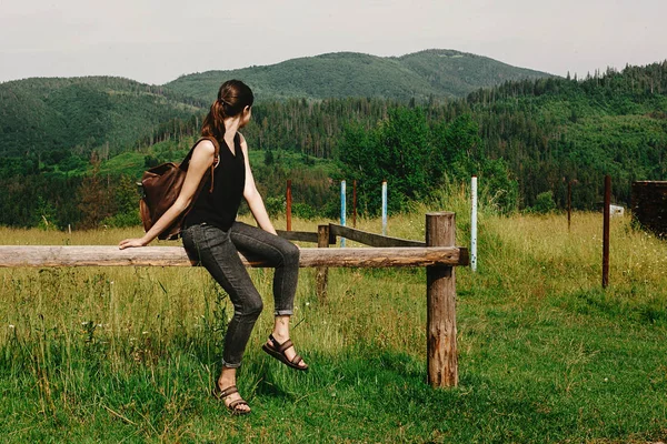 Vrouw zitten en kijken naar bergen — Stockfoto
