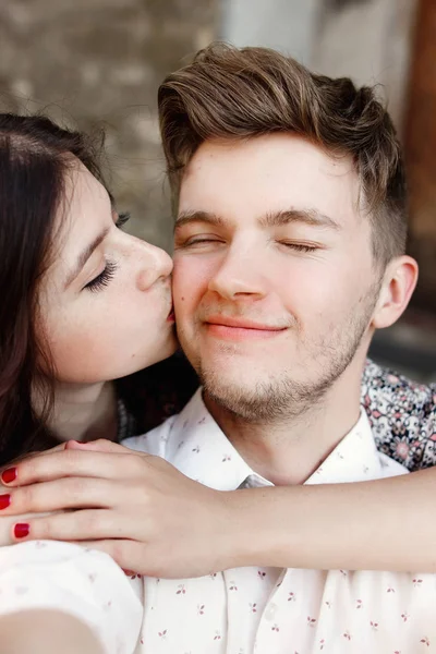 Gelukkige stijlvol paar nemen selfie — Stockfoto