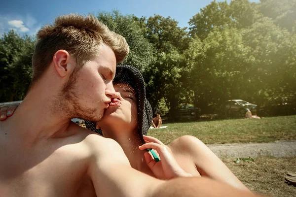 Happy stylish couple taking selfie — Stock Photo, Image