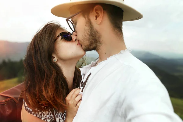 Stijlvolle hipster paar zoenen — Stockfoto