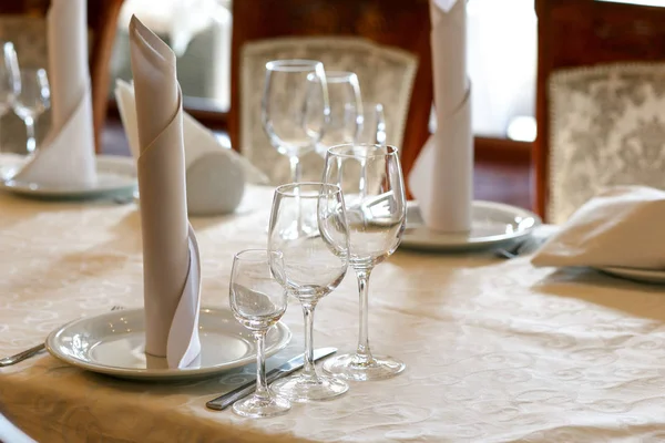 Stylish empty glasses and plates — Stock Photo, Image